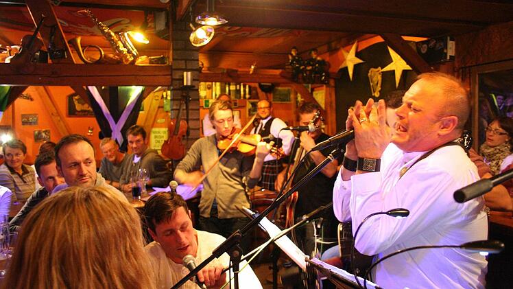 Aus tiefster Seele singt Markus Neugebauer alte schottische Balladen. Begleitet von der Folk-Gruppe "Paddys last Order" aus Herzogenaurach.