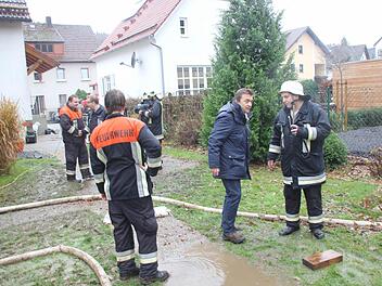 Die Feuerwehren und das Technische Hilfswerk hatten viel zu tun, um den überfluteten Schleusenweg in Wallenfels trocken zu legen. Foto: Friedwald Schedel