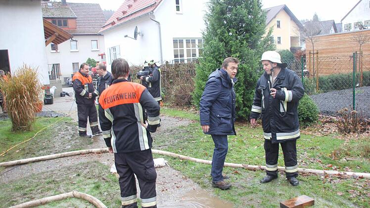 Die Feuerwehren und das Technische Hilfswerk hatten viel zu tun, um den überfluteten Schleusenweg in Wallenfels trocken zu legen. Foto: Friedwald Schedel