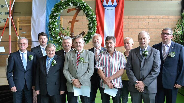 Die Neuvereidigten (von links): Bürgermeister Gotthard Schlereth, Sandro Kirchner MdL, Bruno Zink, Peter Hart, Eugen Bock, Jürgen Bauer, Günter Kaufmann, Egon Straub, Edgar Müller, Bernd Schaupp. Foto: Nicolas Thoma