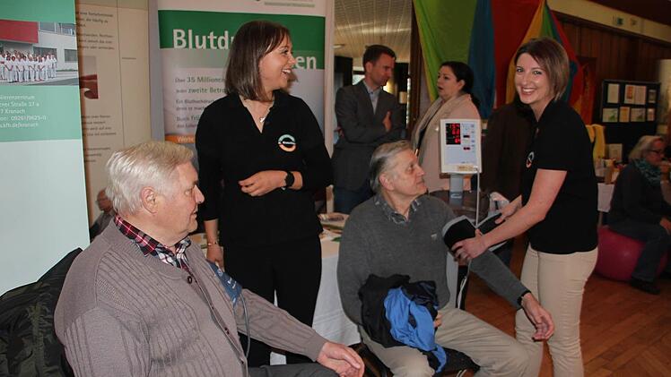 Am Stand von KfH mit Katrin Roschlau, Stefanie Heinlein und Arzt Oliver Dorsch. Foto: Veronika Schadeck