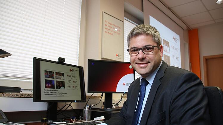 Noch-Geschäftsführer Thomas Stadler vor der Geschäftsstelle des Rot-Kreuz-Kreisverbandes Bad Kissingen in der Landwehrstraße: Im Juli wechselt er als Leiter des Rettungsdienstes nach München. Foto: Ralf Ruppert