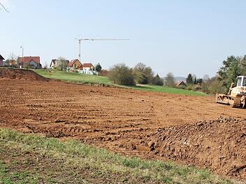 Das Gelände ist Norden der Mannlehen-Siedlung in Ebern war für das Gemeinschaftsprojekt der Stadt und des Diakonischen Werks ausgeschaut gewesen. Wie's weitergeht, weiß nun keiner so genau. Foto: Ralf Kestel