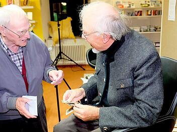 Artur Hurrlein (links) und Peter Zoll tauschen alte Erinnerungen aus.  Fotos: Gerd Schaar
