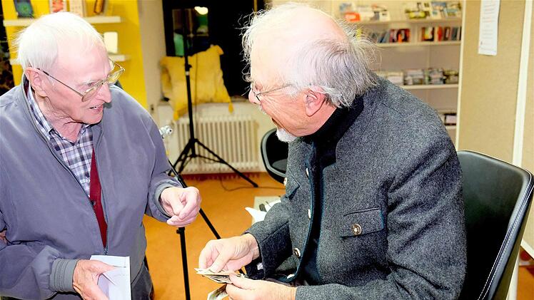 Artur Hurrlein (links) und Peter Zoll tauschen alte Erinnerungen aus.  Fotos: Gerd Schaar