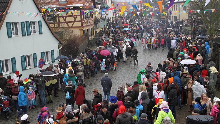 Auch wenn der Zug noch nicht begonnen hat, säumten schon Hunderte von Besuchern den Straßenrand. Gerda Völk