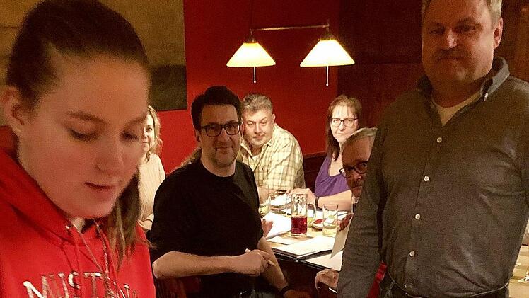 Ines Schrempf zog als Gl&uuml;cksfee die Hauptgewinner des Weihnachtspreisr&auml;tsels.