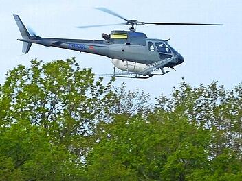 Ein Hubschrauber kreiste über Rüsselbacher Flur und versprühte ein Insektizid, um die Raupen des Schwammspinners zu vernichten. Foto: Malbrich