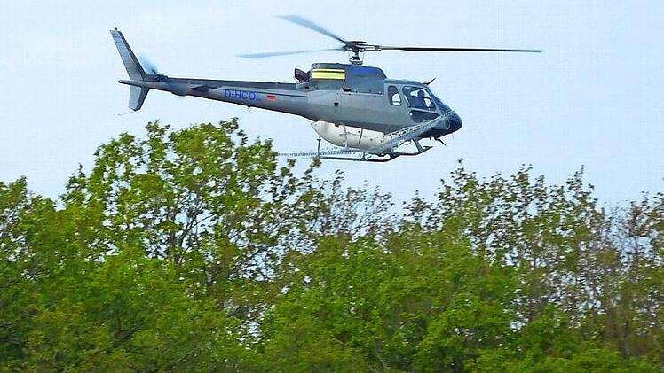 Ein Hubschrauber kreiste über Rüsselbacher Flur und versprühte ein Insektizid, um die Raupen des Schwammspinners zu vernichten. Foto: Malbrich
