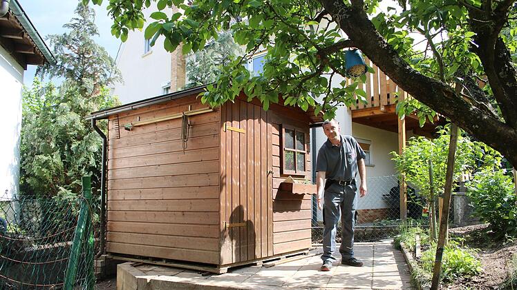 Die Gartenhütte hatte das Wasser um einen Meter versetzt. Foto: Stephan Tiroch