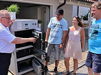 Heizungstechnologie präsentierte der Seniorchef Günter Freß von der gleichnamigen Heizungsbaufirma beim Bauernmarkt in "Maro". Angesichts der Hitze mag so mancher Besucher gar nicht ans Heizen denken. Helmut Will