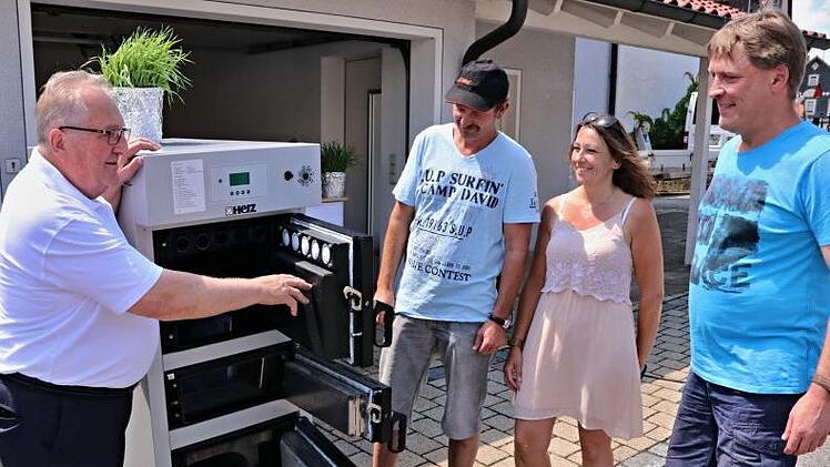 Heizungstechnologie präsentierte der Seniorchef Günter Freß von der gleichnamigen Heizungsbaufirma beim Bauernmarkt in "Maro". Angesichts der Hitze mag so mancher Besucher gar nicht ans Heizen denken. Helmut Will