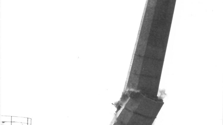 Der Schornstein wurde gesprengt.