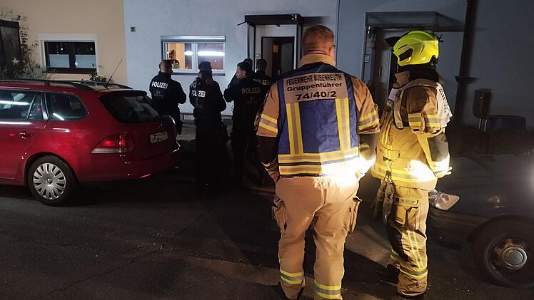 Bubenreuth: Verletztes Kind braucht dringend Hilfe - Mitbewohner will Helfer angreifen