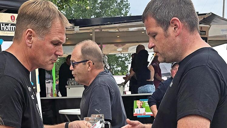 Die Organisatoren Alexander Westermann (l.) und Ben Schneider sind rundum beschäftigt.