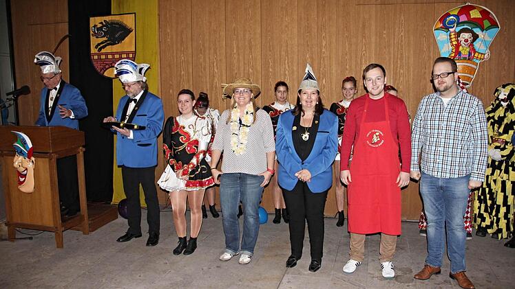 Ob ihrer Verdienste für den Fasching in Ebern bekamen (von rechts) Martin Ankenbrand, Thomas Müller, Gabi Pfeufer, Isabell Kuhn und Hanna Lang den Faschingsorden von (von links) Vorsitzenden Eberhard Wohl und seinem Vertreter, Walter Ullrich. Foto: Helmut Will