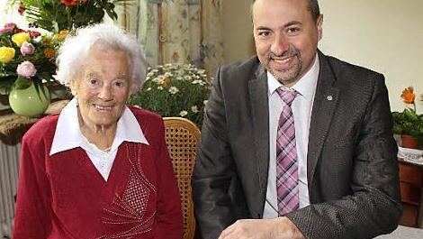 Theresia Kruppa freute sich nicht nur über die Glückwünsche ihrer großen Familie, sondern auch über die von Schlüsselfelds Bürgermeister Johannes Krapp. Foto: Evi Seeger