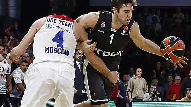 Dieses taktische Foul von Milos Teodosic (l.) an Fabien Causeur kurz hinter der Mittellinie erregte die Gem&uuml;ter: Die Regel schreibt f&uuml;r ein solches Vergehen ein unsportliches Foul vor, die Unparteiischen belie&szlig;en es bei einem normalen Vergehen. Fotos: Daniel L&ouml;b