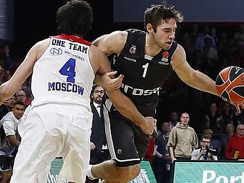 Dieses taktische Foul von Milos Teodosic (l.) an Fabien Causeur kurz hinter der Mittellinie erregte die Gemüter: Die Regel schreibt für ein solches Vergehen ein unsportliches Foul vor, die Unparteiischen beließen es bei einem normalen Vergehen. Fotos: Daniel Löb