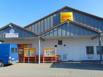 Wer Montagfrüh im Netto-Markt in Igensdorf einkaufen wollte, blieb vor verschlossenen Türen stehen. Am Wochenende wurde dort eingebrochen. Foto: Petra Malbrich