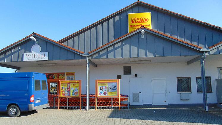 Wer Montagfrüh im Netto-Markt in Igensdorf einkaufen wollte, blieb vor verschlossenen Türen stehen. Am Wochenende wurde dort eingebrochen. Foto: Petra Malbrich