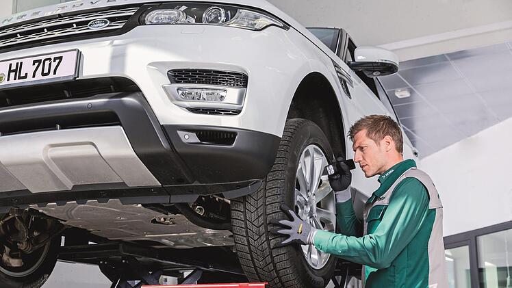 Jedes fünfte Auto, das die Organisation Dekra im Rahmen der Hauptuntersuchung unter die Lupe nimmt, hat erhebliche Mängel und bekommt die Plakette nicht. Foto: Dekra/dpa