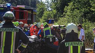 Zwei Eingeklemmte nach Frontalzusammenstoß