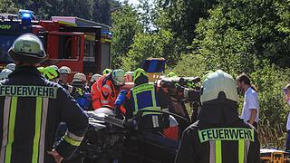 Zwei Eingeklemmte nach Frontalzusammenstoß