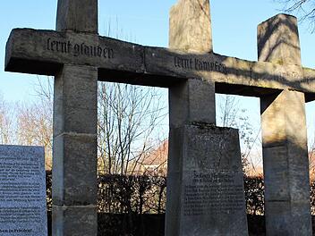 Die Gemeinde Pommersfelden hat dem umstrittenen Kriegerdenkmal bereits 2013 eine "Erläuterungstafel" hinzugefügt.    Foto: Evi Seeger