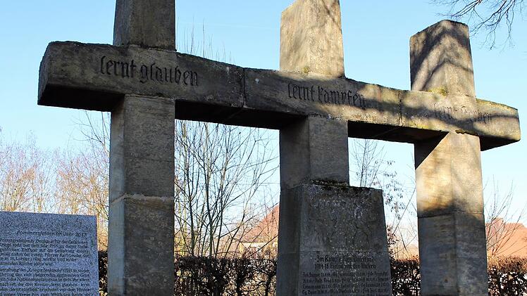 Die Gemeinde Pommersfelden hat dem umstrittenen Kriegerdenkmal bereits 2013 eine "Erläuterungstafel" hinzugefügt.    Foto: Evi Seeger