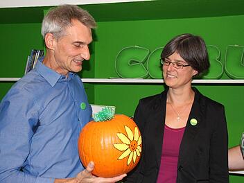 Grünen-Vorstandssprecher Michael Dorant mit der - im zweiten Anlauf - zur OB-Kandidatin nominierten Ina Sinterhauf.Foto: Oliver Schmidt