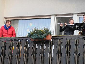 Balkonserenade am "Stempes": Mutter Gabi hatte die Idee, dass ihre Kinder Sophia und Lorenz Schubert am Balkon musizieren.  Foto: Werner Vogel