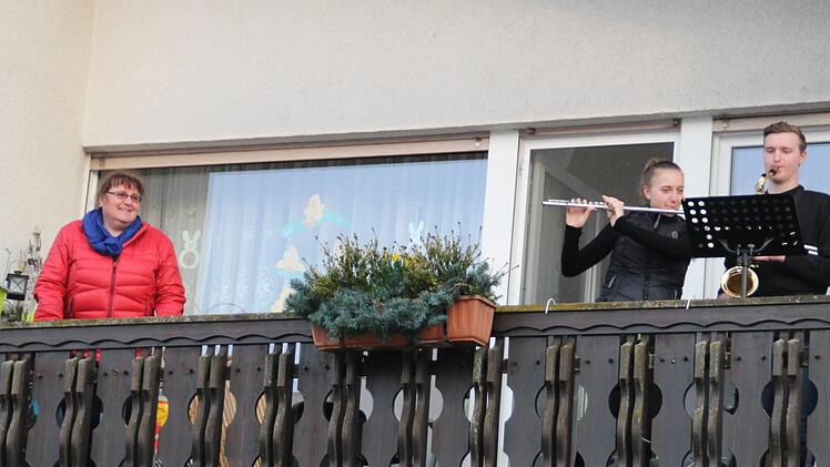 Balkonserenade am "Stempes": Mutter Gabi hatte die Idee, dass ihre Kinder Sophia und Lorenz Schubert am Balkon musizieren.  Foto: Werner Vogel