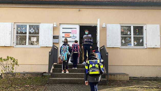 Zur Zeit findet eine Notbetreuung der Schulkinder am Nachmittag im Haus der Jugend statt. Wie es ab September weiter geht, soll in den nächsten Wochen entschieden werden.