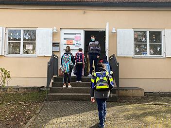 Zur Zeit findet eine Notbetreuung der Schulkinder am Nachmittag im Haus der Jugend statt. Wie es ab September weiter geht, soll in den nächsten Wochen entschieden werden.