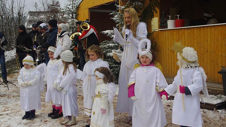 Christkind Carina Lehnhardt mit den Engeln