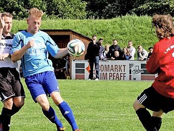 FC Michelau - SSV Ober/Unterlangenstadt. Hier kann FCM-Torwart Bastian Borchert (rechts) einen Schuss von Eugen Rollmann (links) gerade noch mit dem Fuß abwehren und schießt dabei seinen Mitspieler Peter Gagel (Mitte) fast k.o. Foto: Heinz Marr