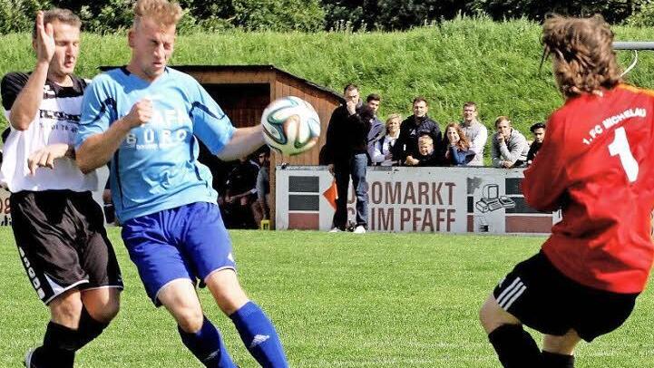 FC Michelau - SSV Ober/Unterlangenstadt. Hier kann FCM-Torwart Bastian Borchert (rechts) einen Schuss von Eugen Rollmann (links) gerade noch mit dem Fuß abwehren und schießt dabei seinen Mitspieler Peter Gagel (Mitte) fast k.o. Foto: Heinz Marr