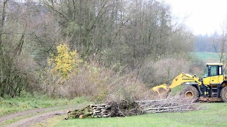 Der Wegebau steht am Schluss der Arbeiten zur Flurneuordnung. Auch dem Naturschutz wurde Rechnung getragen, unter anderem eine bestehende Hecke auf rund 900 Quadratmetern versetzt.  Fotos: Ramona Popp