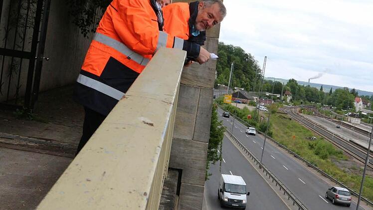 Bernd Löhnert und Jürgen Stammberger vom CEB hoch über der Stadtautobahn.