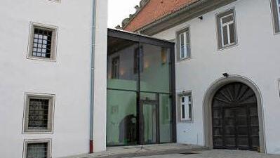 Ein Zwischenbau aus Glas verbindet Rathaus und Scheune und ist durch den Aufzug auch der behindertengerechte Zugang zum Rathaus. Foto: Evi Seeger
