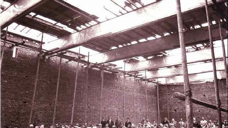 Grundsteinlegung und Richtfest für das neue Gemeindezentrum wurden am 1. Juli 1965 gefeiert. Foto: Archiv St. Markus