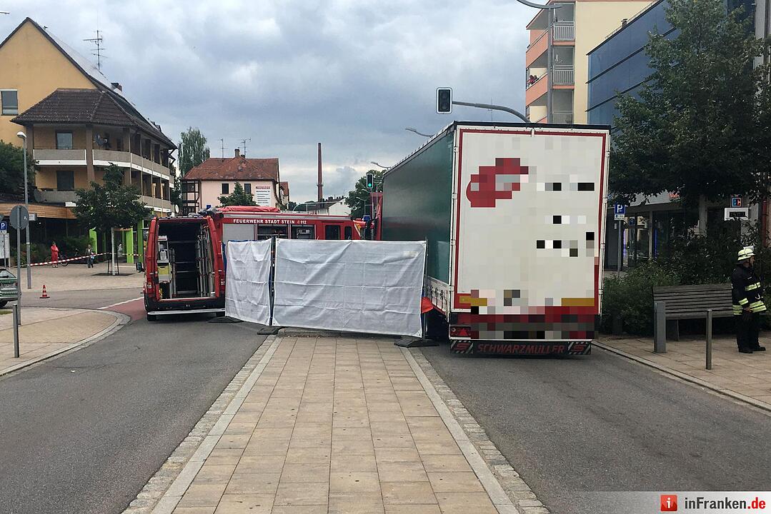 Seniorin von Lkw ueberrollt und toedlich verletzt