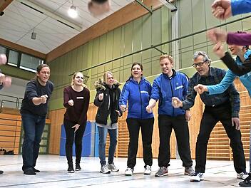 Geballte Kraft vermittelte Kampfesspiele-Erfinder Josef Riederle (rechts mit Brille) bei seinem Auftritt in der Mittelschule in Neunkirchen am Brand. Foto: Barbara Herbst
