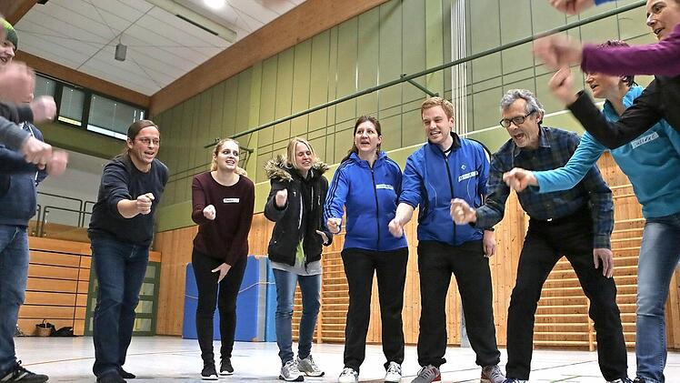 Geballte Kraft vermittelte Kampfesspiele-Erfinder Josef Riederle (rechts mit Brille) bei seinem Auftritt in der Mittelschule in Neunkirchen am Brand. Foto: Barbara Herbst