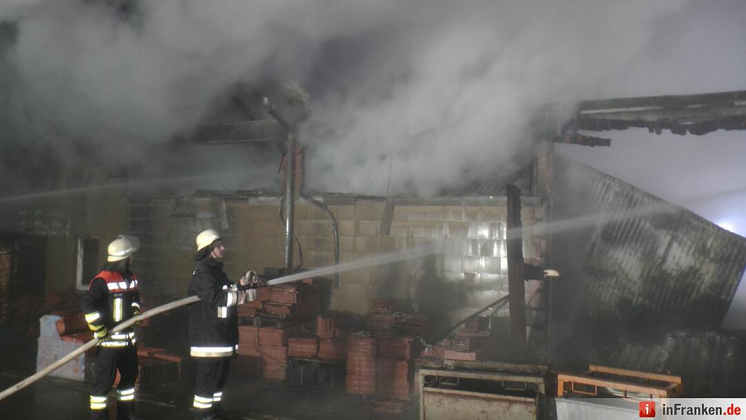 Lagerhallerhallenbrand hielt Feuerwehr in Atem - Großbrand fordert hohen Sachschaden