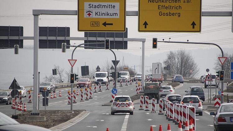 Die Linksabbiegerspuren wurden gesperrt, um riskante Situationen abzuwenden.  Foto: Andreas Schmitt