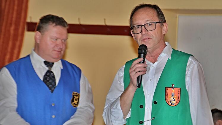 Franz Pohley, Vorsitzender der Gereuther Blasmusik (rechts) verspricht einen unterhaltsamen Abend. Stefan Krines, Dirigent der Neubrunner Dorfmusikanten wartet auf den Einsatz mit seiner Kapelle.Helmut Will