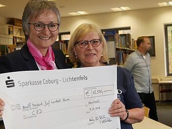Ursula Kick-Bernklau, Rektorin des Neustadter Arnoldymnasiums, übergab den Scheck über den Erlös des Spendenlaufs für Tansania an Christine Göbel vom Christlichen Entwicklungsdienst.Manja von Nida