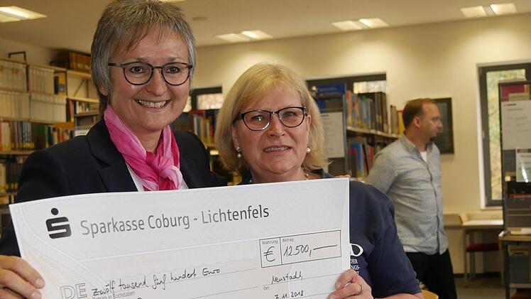 Ursula Kick-Bernklau, Rektorin des Neustadter Arnoldymnasiums, übergab den Scheck über den Erlös des Spendenlaufs für Tansania an Christine Göbel vom Christlichen Entwicklungsdienst.Manja von Nida